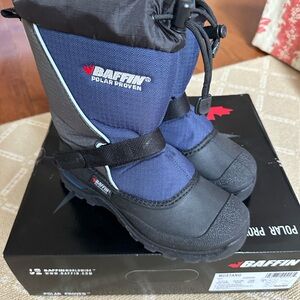 Baffin Snow Boots, “Mustang” model in navy blue, boys size 5